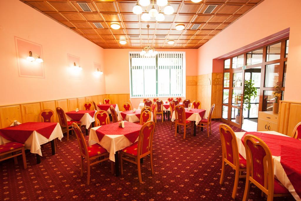 Sport-V-Hotel Hrotovice Bagian luar foto