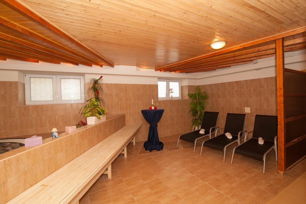 Sport-V-Hotel Hrotovice Bagian luar foto