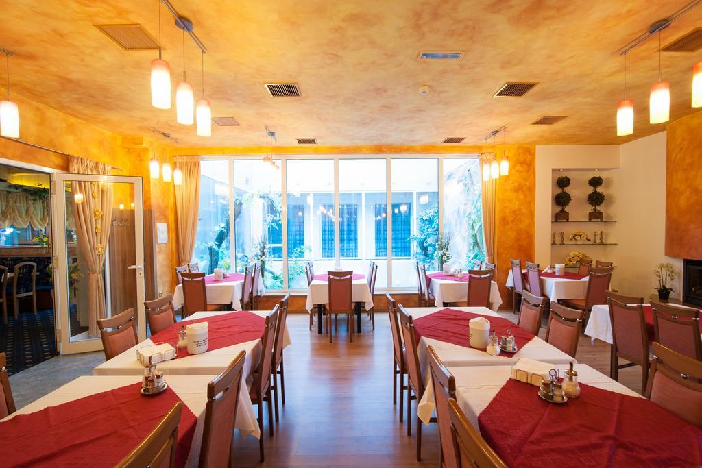Sport-V-Hotel Hrotovice Bagian luar foto