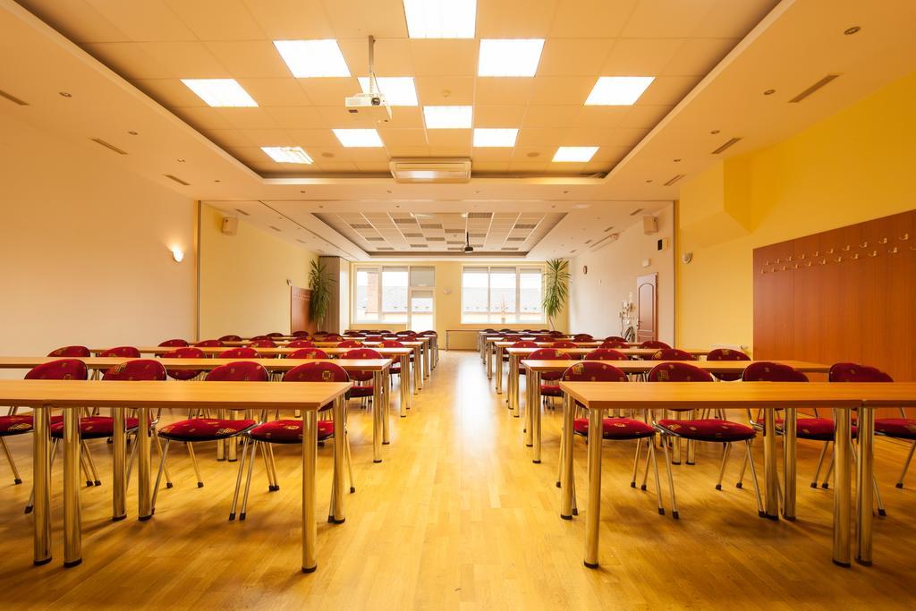 Sport-V-Hotel Hrotovice Bagian luar foto