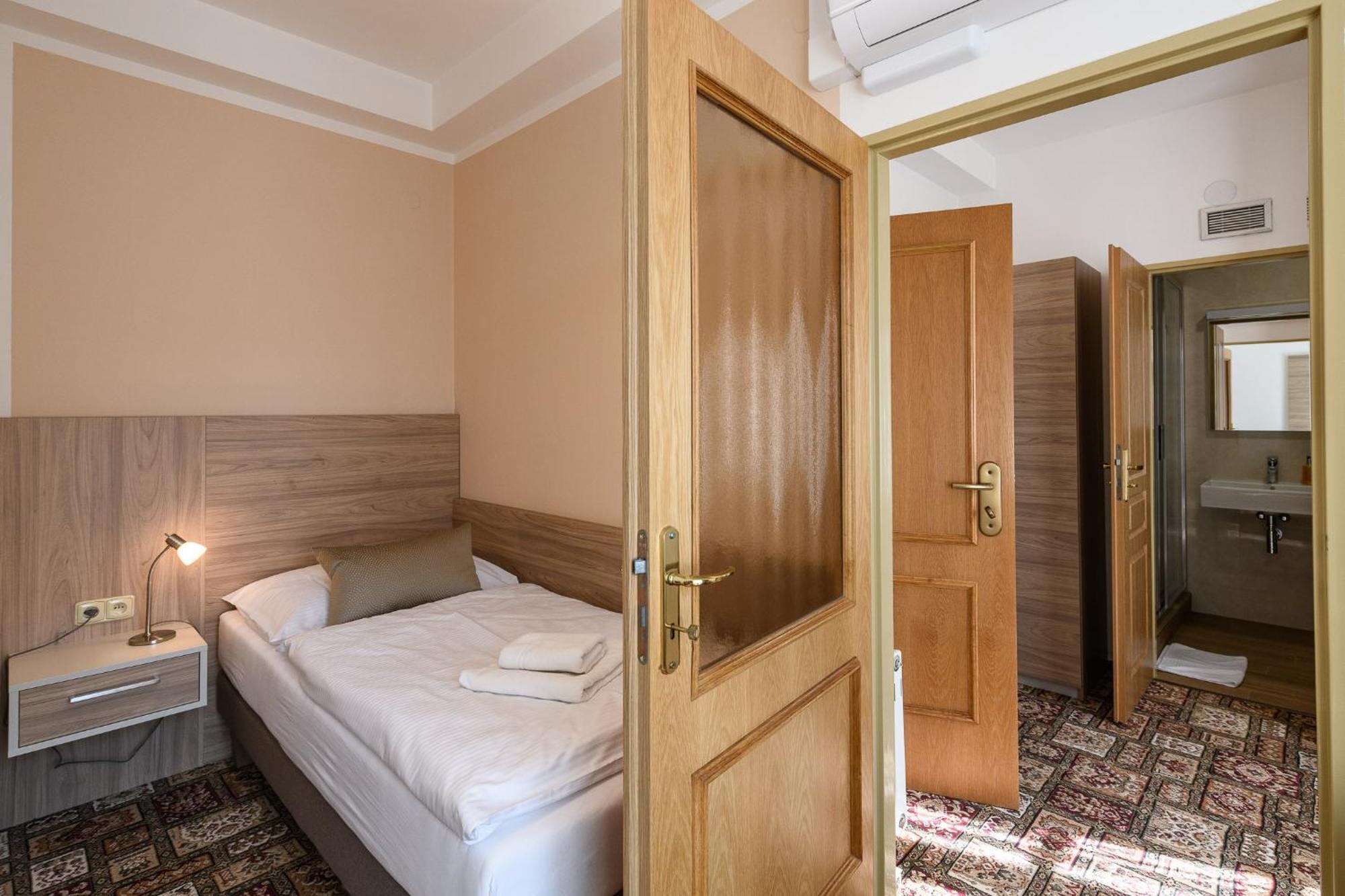 Sport-V-Hotel Hrotovice Bagian luar foto