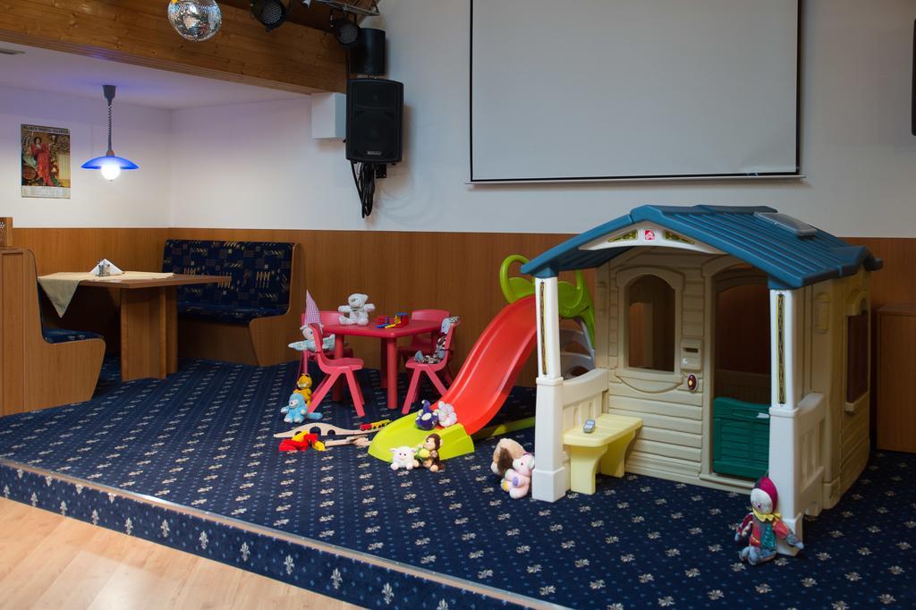 Sport-V-Hotel Hrotovice Bagian luar foto